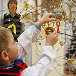 Як чудово прикрашати дерево іграшкою, яку щойно сам зробив...