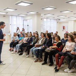 Фото з лекції «Як зрозуміти, що час іти до лікаря, та як з лікарем побудувати ефективну комунікацію», Валерій Ославський