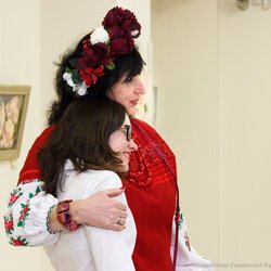 Ірина Данішевська та Ольга Музиченко на відкритті виставки «Любити Життя», 10.02.2017 р.