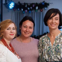 Світлана Долеско, Ольга Клименко та Інна Залізнюк на вечорі української вишивки «Від автентики до сучасності». 21.12.2016 р.