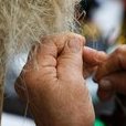 Жужжит моя прялка, растет потихоньку клубок,- всей ниткою можно измерить немало дорог...