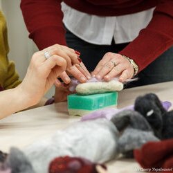 Фото з майстер-класу із валяння з вовни брошки «Зимова пташка», Світлана Клименко