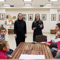 Фото з лекції-практикуму зі створення колажу, Аліна та Вікторія Пономаренко