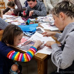 Фото з лекції-практикуму зі створення колажу, Аліна та Вікторія Пономаренко