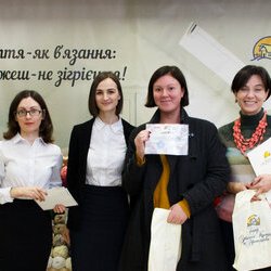 Анна Попович з організаторами виставки «Тепла осінь», 29.10.2016 р.