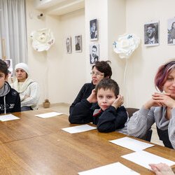 Фото з лекції-практикуму зі створення колажу, Аліна та Вікторія Пономаренко