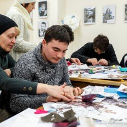 Фото з лекції-практикуму зі створення колажу, Аліна та Вікторія Пономаренко