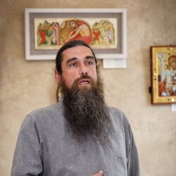 Отець Димитрій Краснобаєв на відкритті виставки «У в'язниці Я був*…» * Мт 25:36