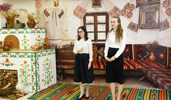 Ольга Музиченко та Анастасія Горобець на закритті V Всеукраїнської виставки «Бісер: Вчора. Сьогодні. Завтра», 31.03.2017 р.