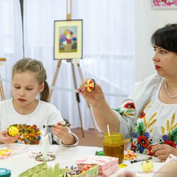 Фото з майстер-класу із писанкарства за зразком писанок Київщини «Мальва», Тетяна Коновал