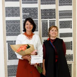 Світлана Долеско та Інна Залізнюк на відкритті виставки «Ірина Свйонтек. Життя присвячене мистецтву», 18 травня 2017 року