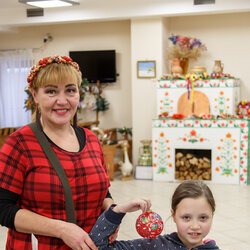 Фото з майстер-класу із оздоблення новорічних кульок у техніці петриківського розпису, Олеся Токарська