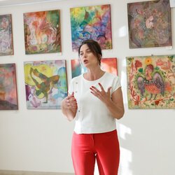 Світлана Долеско на відкритті виставки «Гра в асоціації»