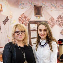 Наталія Маріаш та Анастасія Горобець на відкритті V Всеукраїнської виставки «Бісер: Вчора. Сьогодні. Завтра», 4 березня 2017 року