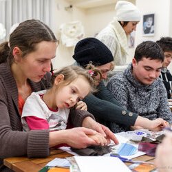 Фото з лекції-практикуму зі створення колажу, Аліна та Вікторія Пономаренко