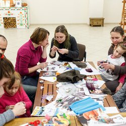Фото з лекції-практикуму зі створення колажу, Аліна та Вікторія Пономаренко