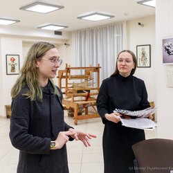 Фото з лекції-практикуму зі створення колажу, Аліна та Вікторія Пономаренко
