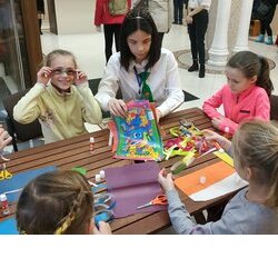 Фото з майстер-класу зі створення новорічної гірлянди
