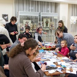 Фото з лекції-практикуму зі створення колажу, Аліна та Вікторія Пономаренко
