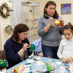 Фото з майстер-класу із оздоблення новорічних кульок у техніці петриківського розпису, Олеся Токарська