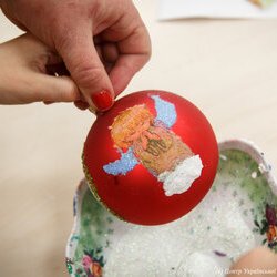 Фото з майстер-класу із розпису новорічних кульок у техніці декупажу, Олеся Токарська