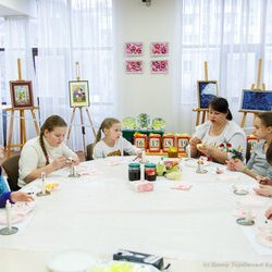 Фото з майстер-класу із писанкарства за зразком писанок Київщини «Мальва», Тетяна Коновал