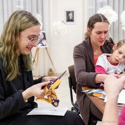 Фото з лекції-практикуму зі створення колажу, Аліна та Вікторія Пономаренко