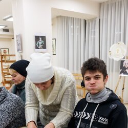 Фото з лекції-практикуму зі створення колажу, Аліна та Вікторія Пономаренко