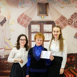 Галина Петруша з організаторами V Всеукраїнської виставки «Бісер: Вчора. Сьогодні. Завтра», 31.03.2017 р.