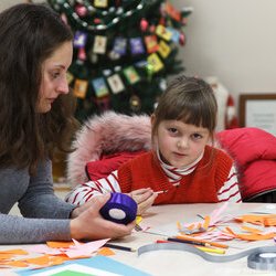 Фото з майстер-класу із виготовлення різдвяного вінка з паперу «Долонька», Катерина Кліандрова