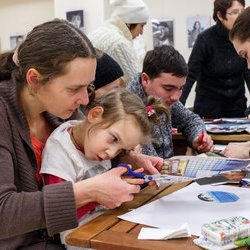 Фото з лекції-практикуму зі створення колажу, Аліна та Вікторія Пономаренко