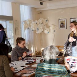 Фото з лекції-практикуму зі створення колажу, Аліна та Вікторія Пономаренко
