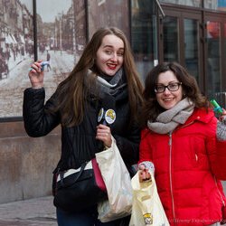 Анастасія Горобець та Ольга Музиченко на святкуванні Дня Щастя на Хрещатику, 20 березня 2017 р.