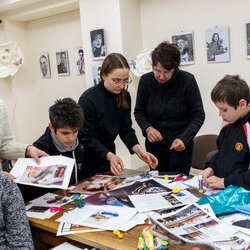 Фото з лекції-практикуму зі створення колажу, Аліна та Вікторія Пономаренко