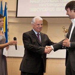 Світлана Долеско і Леонід Кравчук вручають премію найкращому футболістові - Олександру Шовковському.