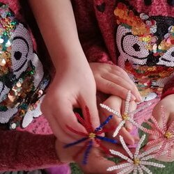 Фото з майстер-класу для дітей зі створення ромашки з бісеру від Люлмили Котко