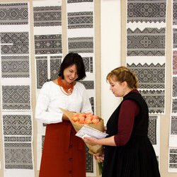 Світлана Долеско та Інна Залізнюк на відкритті виставки «Ірина Свйонтек. Життя присвячене мистецтву», 18 травня 2017 року