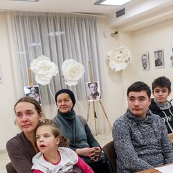 Фото з лекції-практикуму зі створення колажу, Аліна та Вікторія Пономаренко