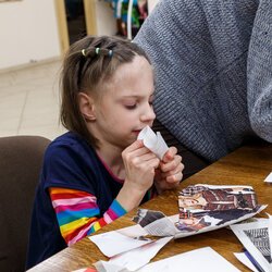 Фото з лекції-практикуму зі створення колажу, Аліна та Вікторія Пономаренко