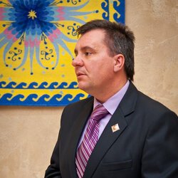 Колекціонер з Харкова Валерій Лейко виступає з вітальним словом.