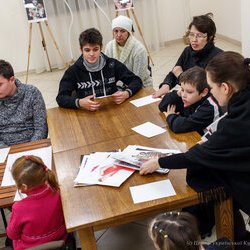 Фото з лекції-практикуму зі створення колажу, Аліна та Вікторія Пономаренко
