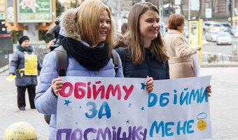 Анастасія та Марта Долеско на святкуванні Дня Щастя на Хрещатику, 20 березня 2017 р. Анастасія та Марта Долеско на святкуванні Дня Щастя на Хрещатику, 20 березня 2017 р.