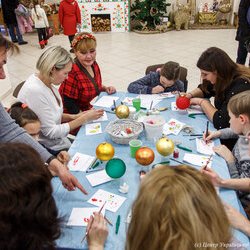 Фото з майстер-класу із оздоблення новорічних кульок у техніці петриківського розпису, Олеся Токарська