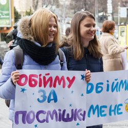 Анастасія та Марта Долеско на святкуванні Дня Щастя на Хрещатику, 20 березня 2017 р.