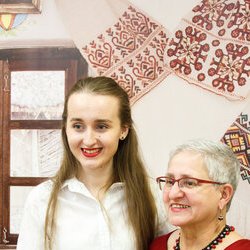 Анастасія Горобець та Марія Рипан на закритті V Всеукраїнської виставки «Бісер: Вчора. Сьогодні. Завтра», 31.03.2017 р.