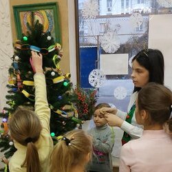 Фото з майстер-класу зі створення новорічної гірлянди