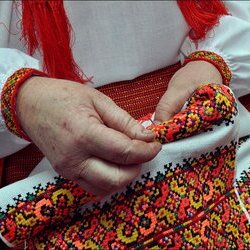 Майстриня "келії сонця". Захід сонця, чисте полотно, голка, нитки... Стібок, ще стібок, - і променями вранішнього сонця на гуцульському вишитому рушникові люди зустрічають день прийдешній, як сотні років тому, так і сьогодні.