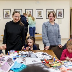 Фото з лекції-практикуму зі створення колажу, Аліна та Вікторія Пономаренко