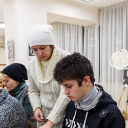Фото з лекції-практикуму зі створення колажу, Аліна та Вікторія Пономаренко