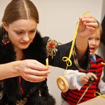 майстриня з Харкова, Оля Мальцева, проводить майстер-клас.